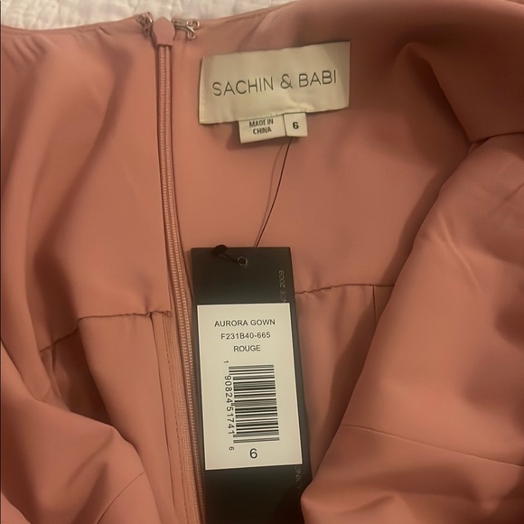 Elegant Sachin & Babi Gown - Picture 5 of 9